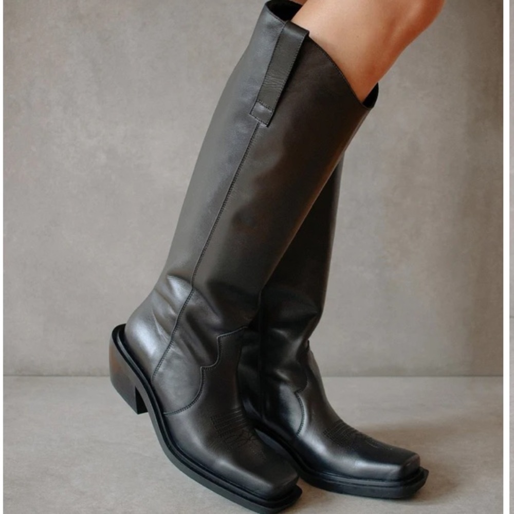 Never worn Aloha’s Cattle High Boot in Black Leather. Cowboy & western.
